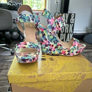 BEAUTIFUL summer wedges size 8